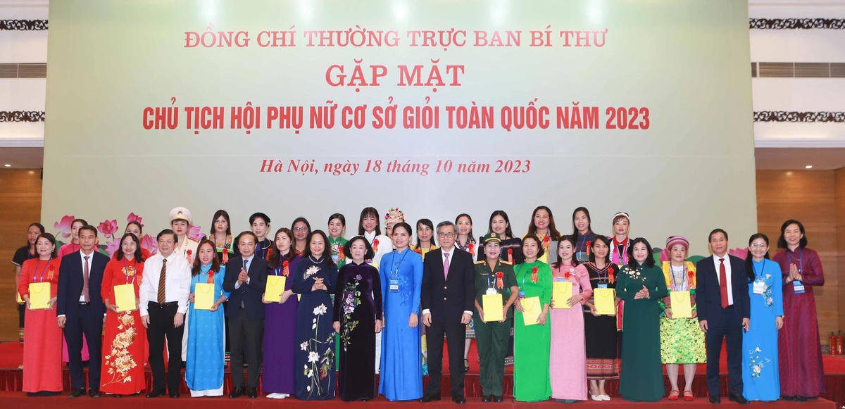 Ủy viên Bộ Chính trị, Thường trực Ban Bí thư, Trưởng ban Tổ chức Trung ương Trương Thị Mai cùng các đại biểu chụp ảnh lưu niệm.