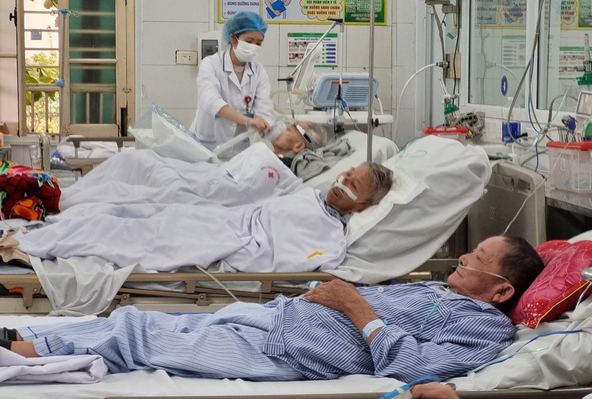 Thời tiết thay đổi thất thường khiến bệnh nhân nhập viện tăng. Ảnh: Ngọc Trang.