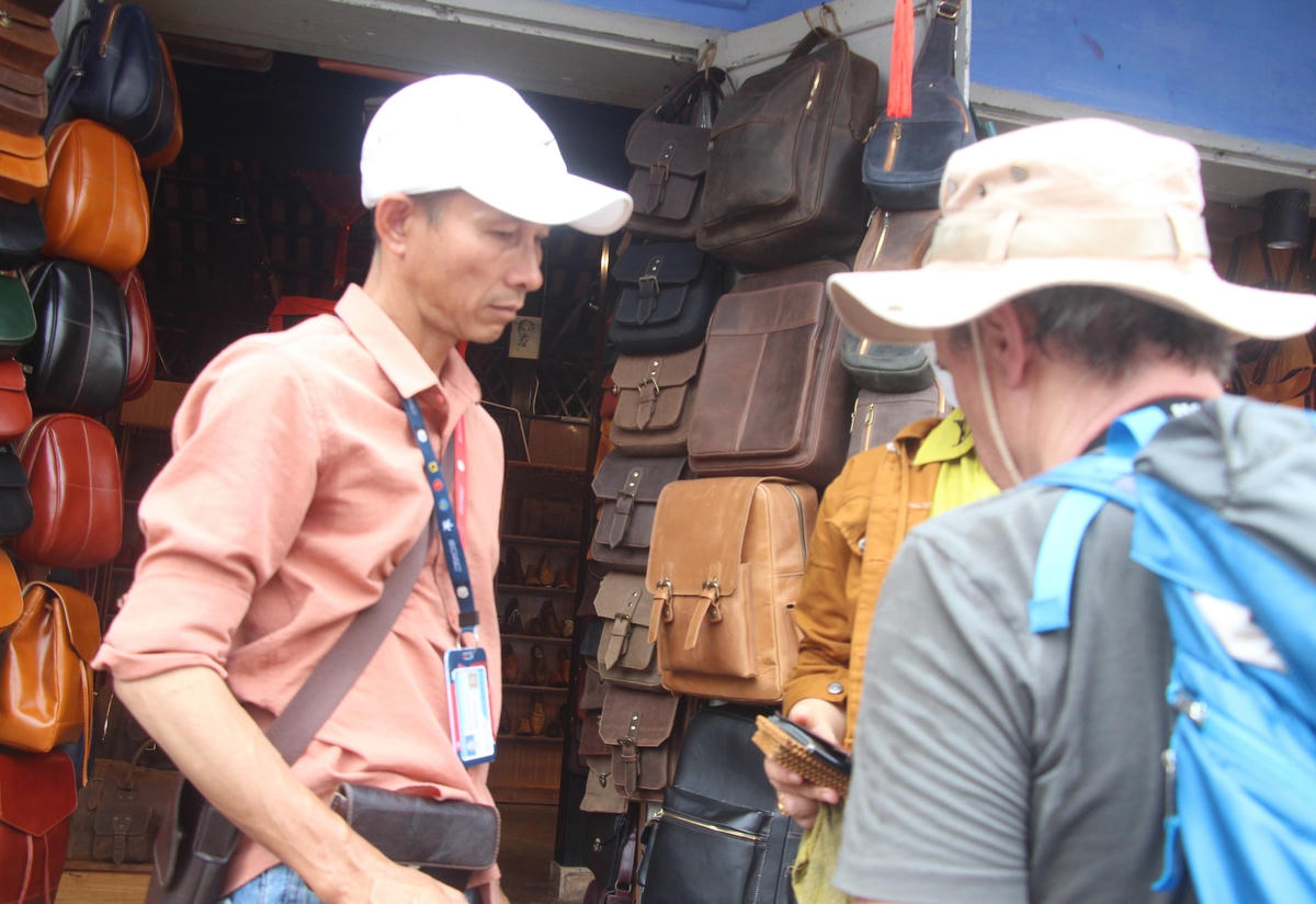 Anh Thi hướng dẫn du khách tham quan phố cổ Hội An.