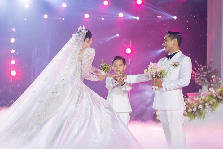 Con trai Kubi (7 tuổi) cầm tay mẹ trao cho bố. Khoảnh khắc đẹp này khiến tất cả mọi người đều cảm động.