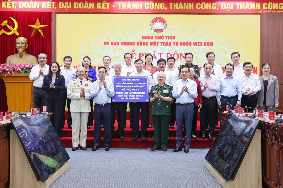 Tại Lễ phát động, Chủ tịch nước Võ Văn Thưởng; Chủ tịch UBTƯ MTTQ Việt Nam Đỗ Văn Chiến và Phó Thủ tướng Chính phủ Trần Lưu Quang đã trao kinh phí ủng hộ đợt 1 với trị giá 200 tỷ đồng tương đương 4.000 căn nhà đại đoàn kết cho tỉnh Điện Biên.