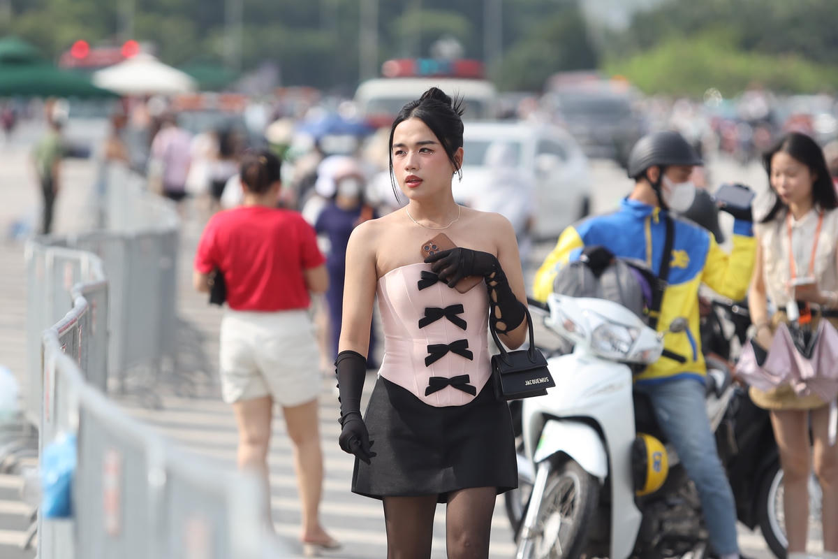 Nhiều bạn trẻ mong ngóng được xem thần tượng biểu diễn đã không ngại nắng nóng đến sân Mỹ Đình từ sớm.