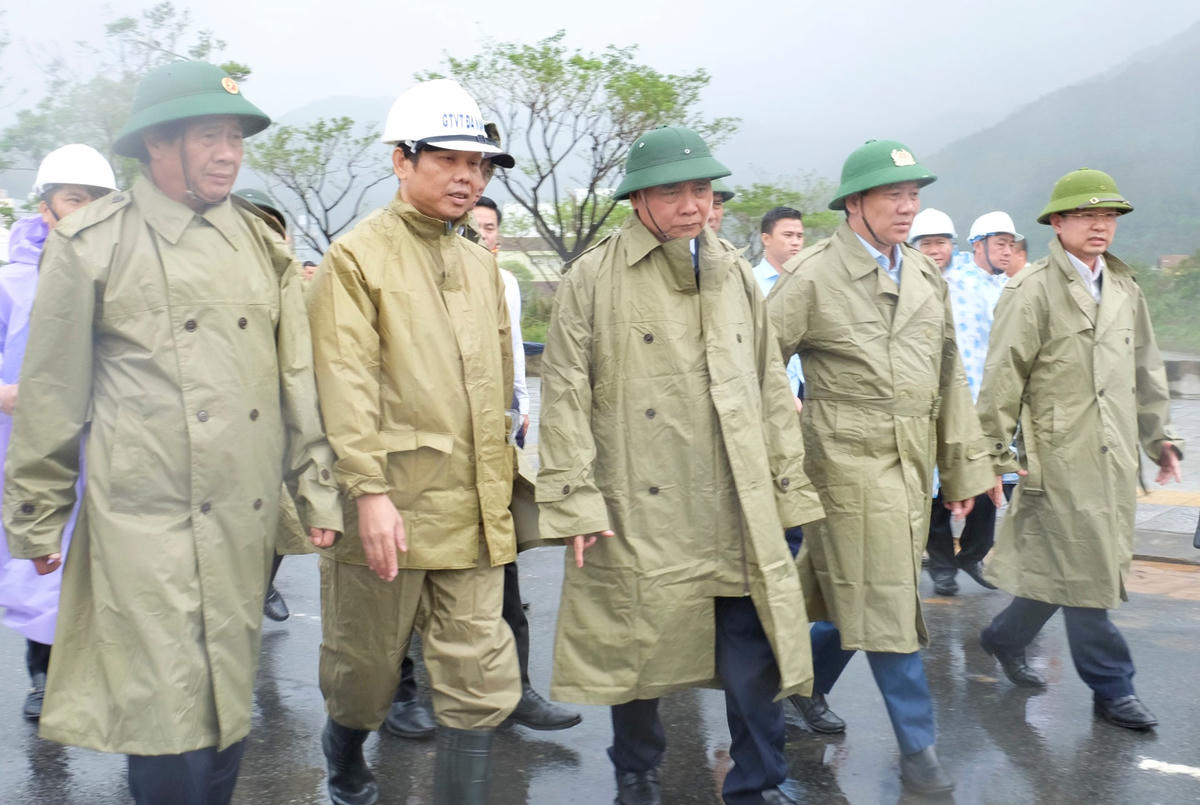 Chủ tịch nước Nguyễn Xuân Phúc thị sát tại điểm sạt lở ở tuyến đường Lê Văn Lương dưới chân núi Sơn Trà chiều 19/10.