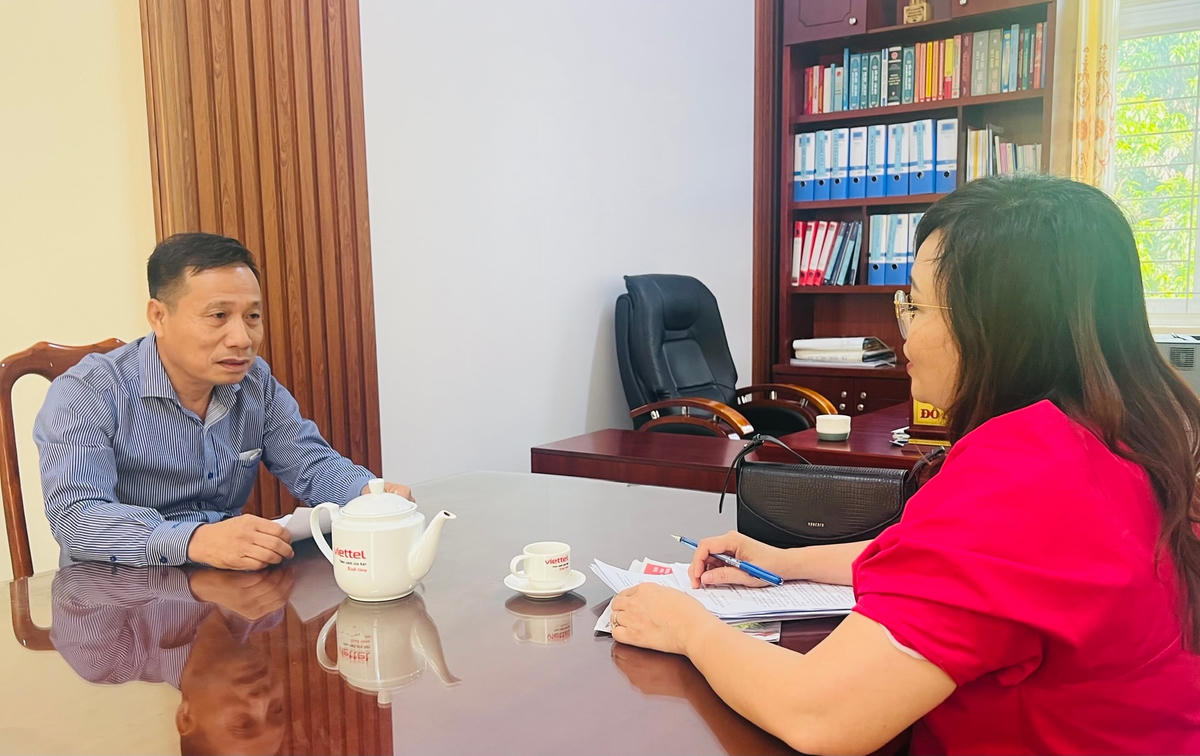 Phóng viên làm việc với ông Đỗ Ngọc Anh, Trưởng Phòng GD&ĐT huyện Buôn Đôn. 