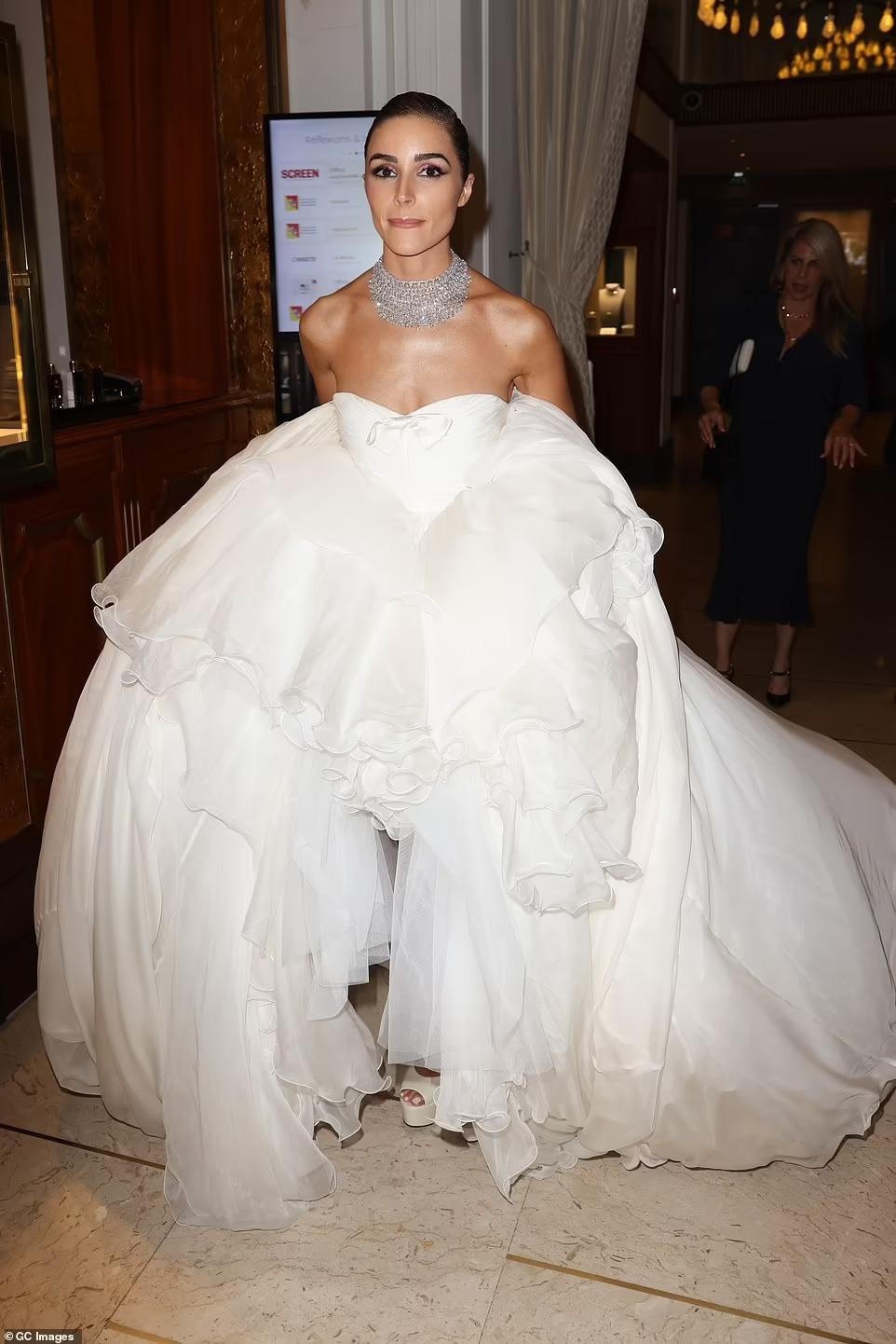 Hoa hậu Hoàn vũ Olivia Culpo gây ấn tượng trong chiếc váy trắng khổng lồ. Ảnh: Getty Images.