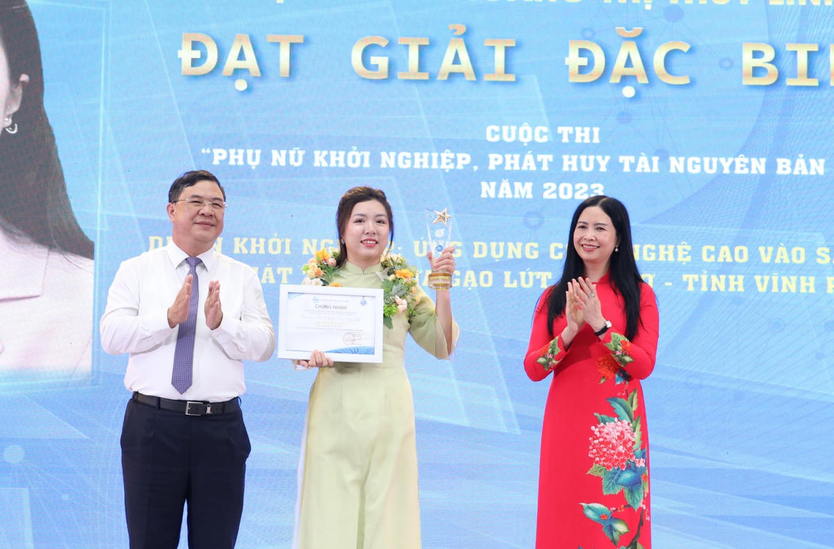 Bí thư Tỉnh ủy Nam Định Phạm Gia Túc, Phó Chủ tịch Trung ương Hội LHPN Việt Nam Trần Lan Phương trao giải cho cá nhân đạt giải Đặc biệt.