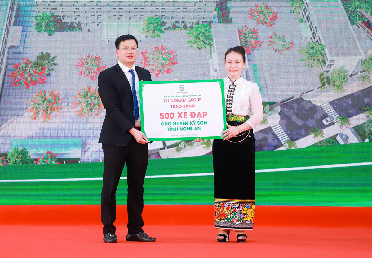 Chủ tịch Quốc hội Vương Đình Huệ dự lễ khánh thành Trường THPT Kỳ Sơn