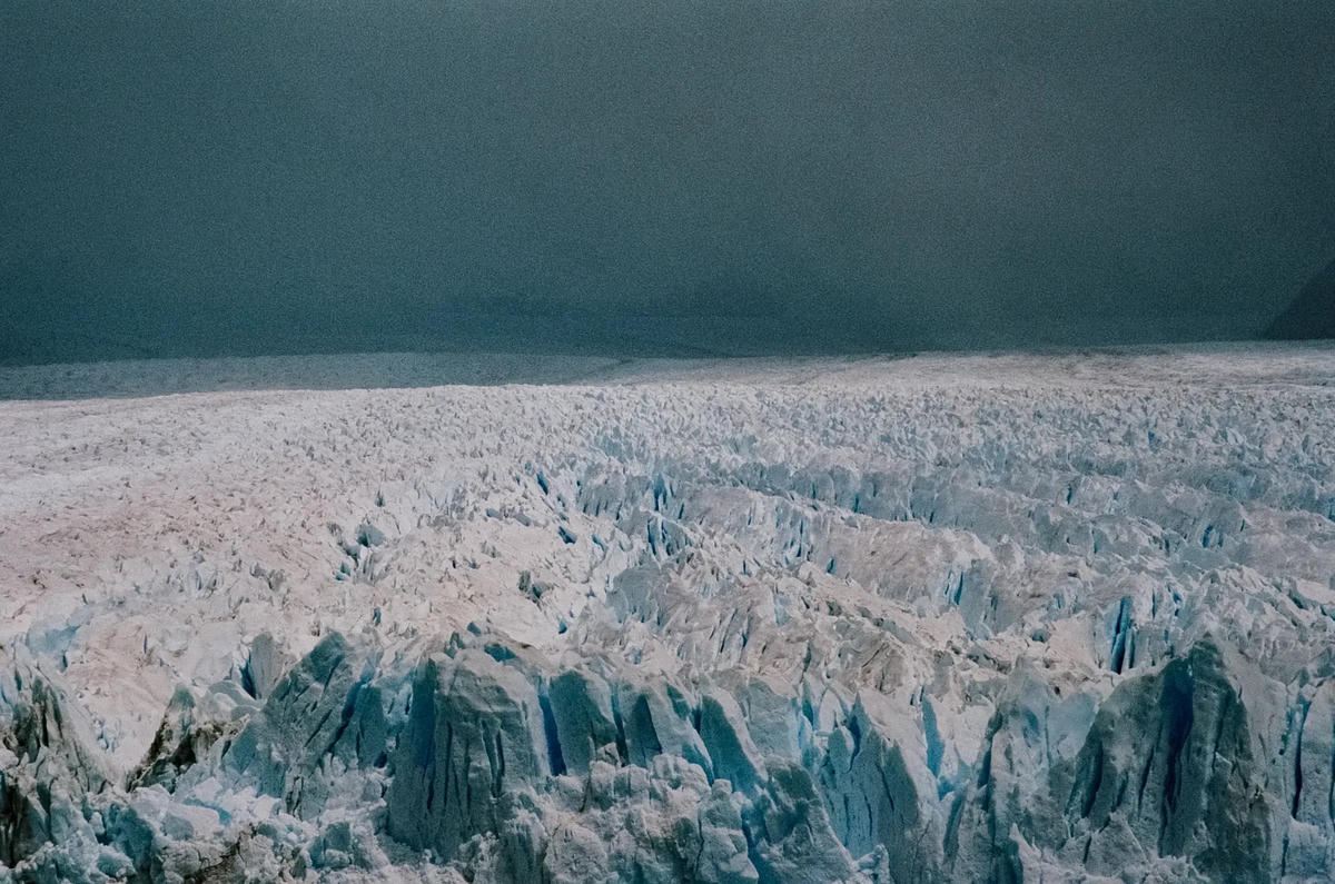 Rồng băng - Đây là sông băng Perito Moreno nằm trong công viên quốc gia Los Glaciares ở Patagonia, Argentina. Dragons of Ice, khối băng rộng 250 km vuông là trữ lượng nước ngọt lớn thứ ba thế giới và bắt đầu hình thành trong thời kỳ băng hà cuối cùng, bắt đầu cách đây khoảng 2,6 triệu năm và kết thúc khoảng 11.700 năm trước. Các nhà khoa học tính toán rằng sông băng khoảng 18.000 năm tuổi.