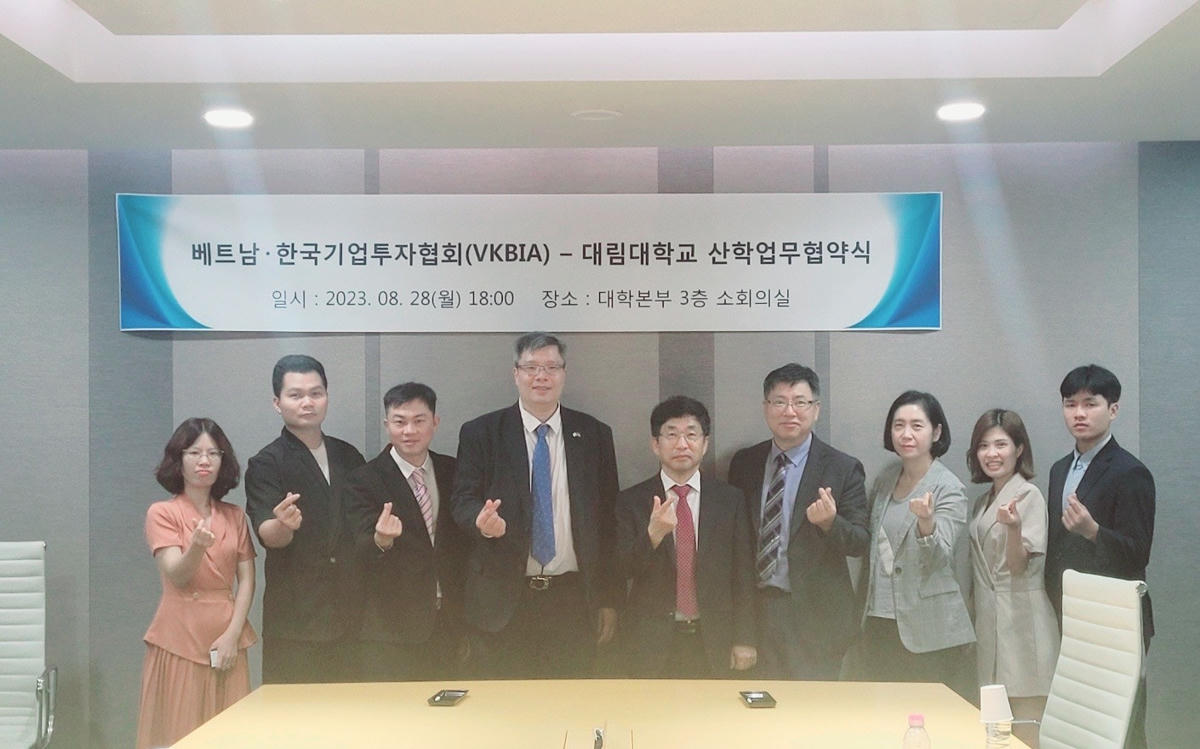 Các đại biểu tại lễ ký kết hợp tác với trường Daelim