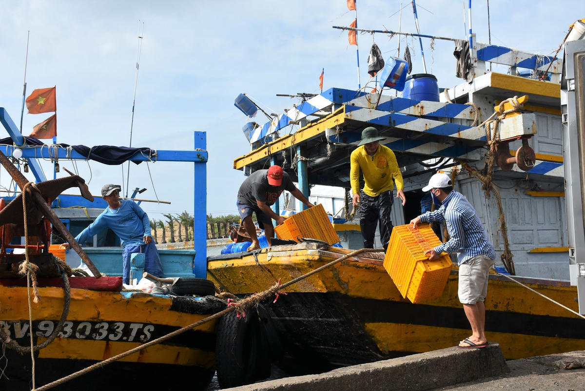 Người dân tại cảng cá Lộc An.