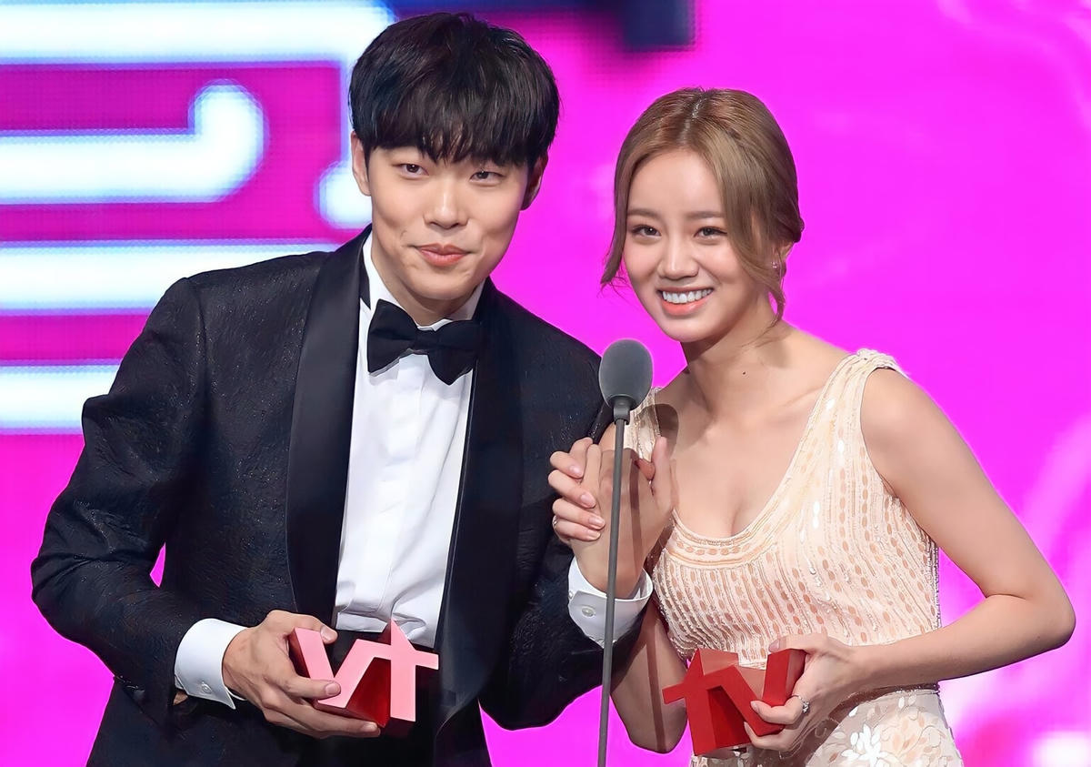 Ryu Jun Yeol luôn dành cho bạn gái Hyeri một sự dịu dàng.