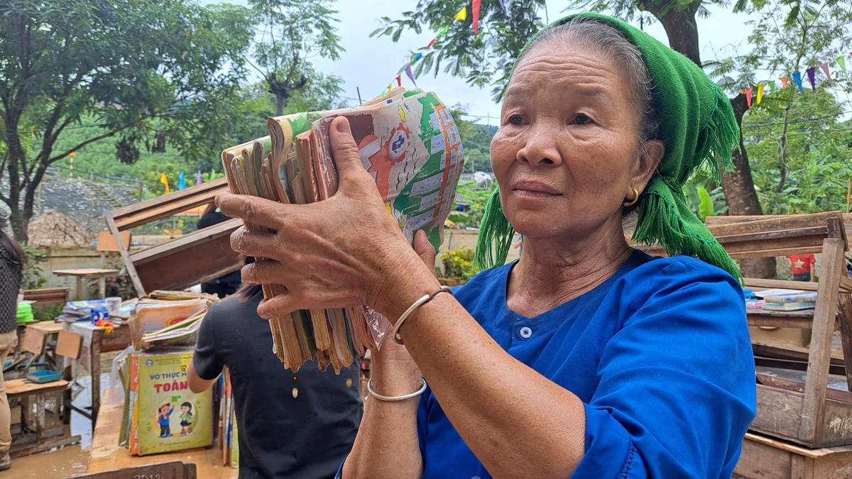 Không chỉ giáo viên, học sinh mà ngay cả người dân cũng chung tay khắc phục trận lũ lớn sau 15 mới trở lại Quỳ Châu.