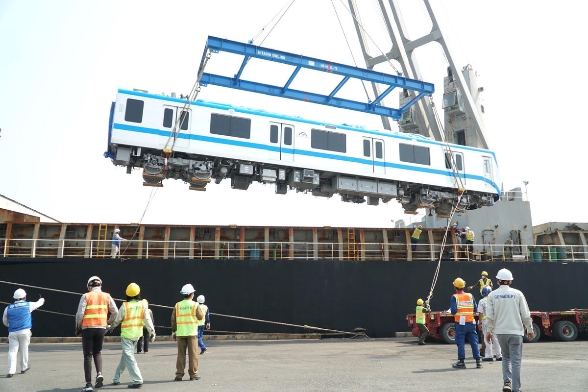 Một toa Metro được xe siêu trường vận chuyển về lắp ráp các đoàn tàu hoàn chỉnh tại tuyến Metro số 1. Ảnh: Hồng Phúc.
