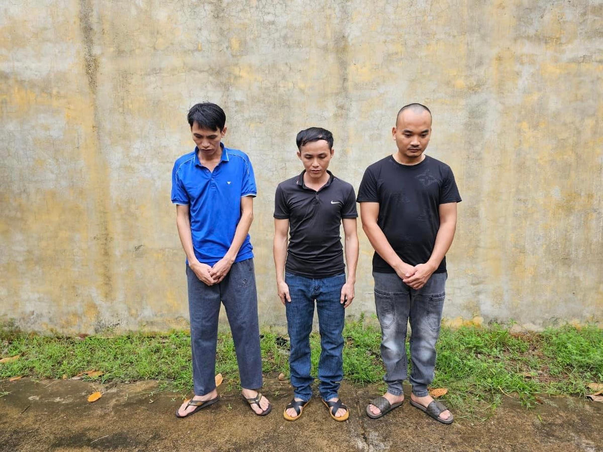 Nhóm đối tượng bị bắt giữ tại CQĐT (từ trái qua phải lần lượt: Nguyễn Văn Chí, Trần Ngọc Anh và Đặng Ngọc Nam).