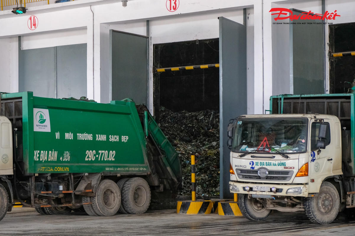 Ngoài ra, Nhà máy điện rác Sóc Sơn ứng dụng công nghệ khác với các nước trên thế giới khi đốt rác không cần phân loại. Vì vậy, Hà Nội sẽ không cần đầu tư, nâng cấp hệ thống thu gom, vận chuyển rác thải và người dân không cần phân loại tại nguồn.