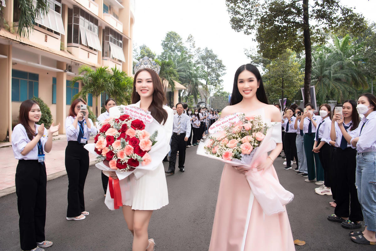 Hoa hậu Mai Phương và Á hậu Phương Anh tự tin khoe những đường catwalk.