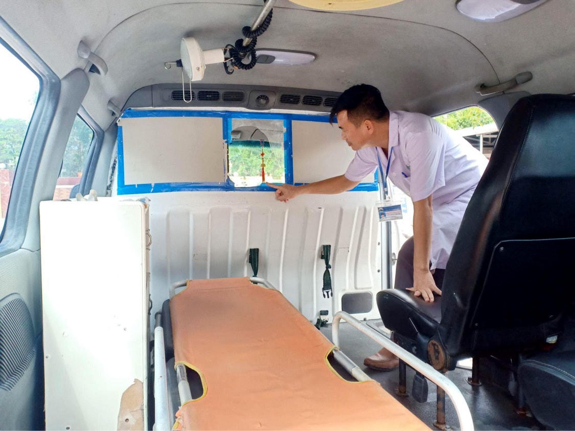Người nhà bệnh nhân H. đã đập vỡ kính xe cứu thương và đe doạ tài xế.
