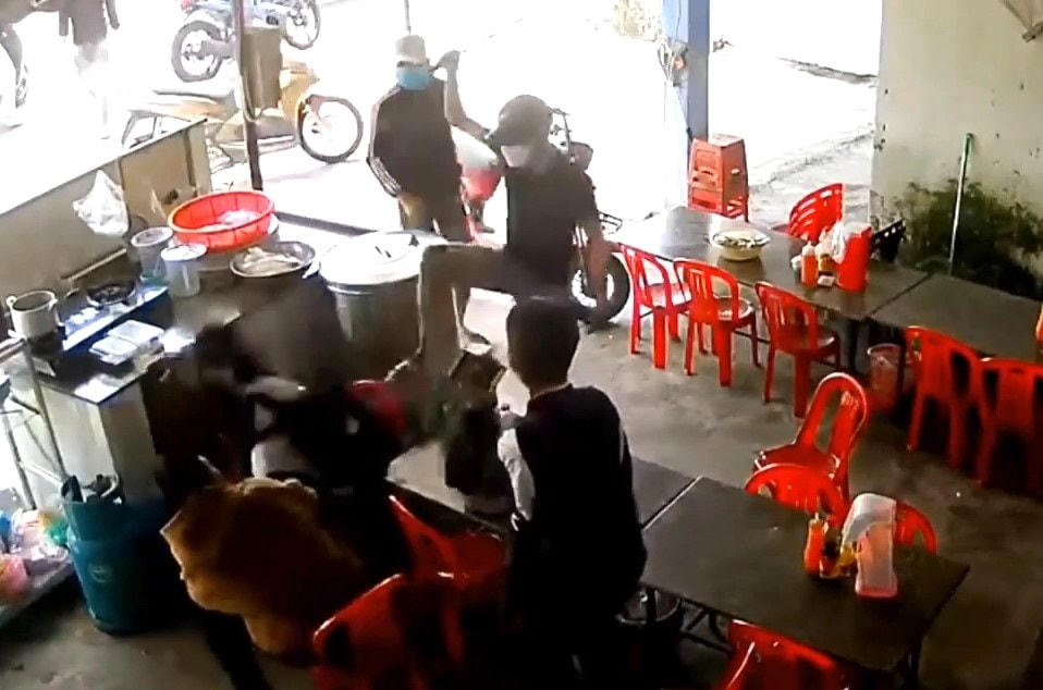 Nhóm thanh niên đánh 2 nam sinh bị thương. (Ảnh cắt từ clip MXH).