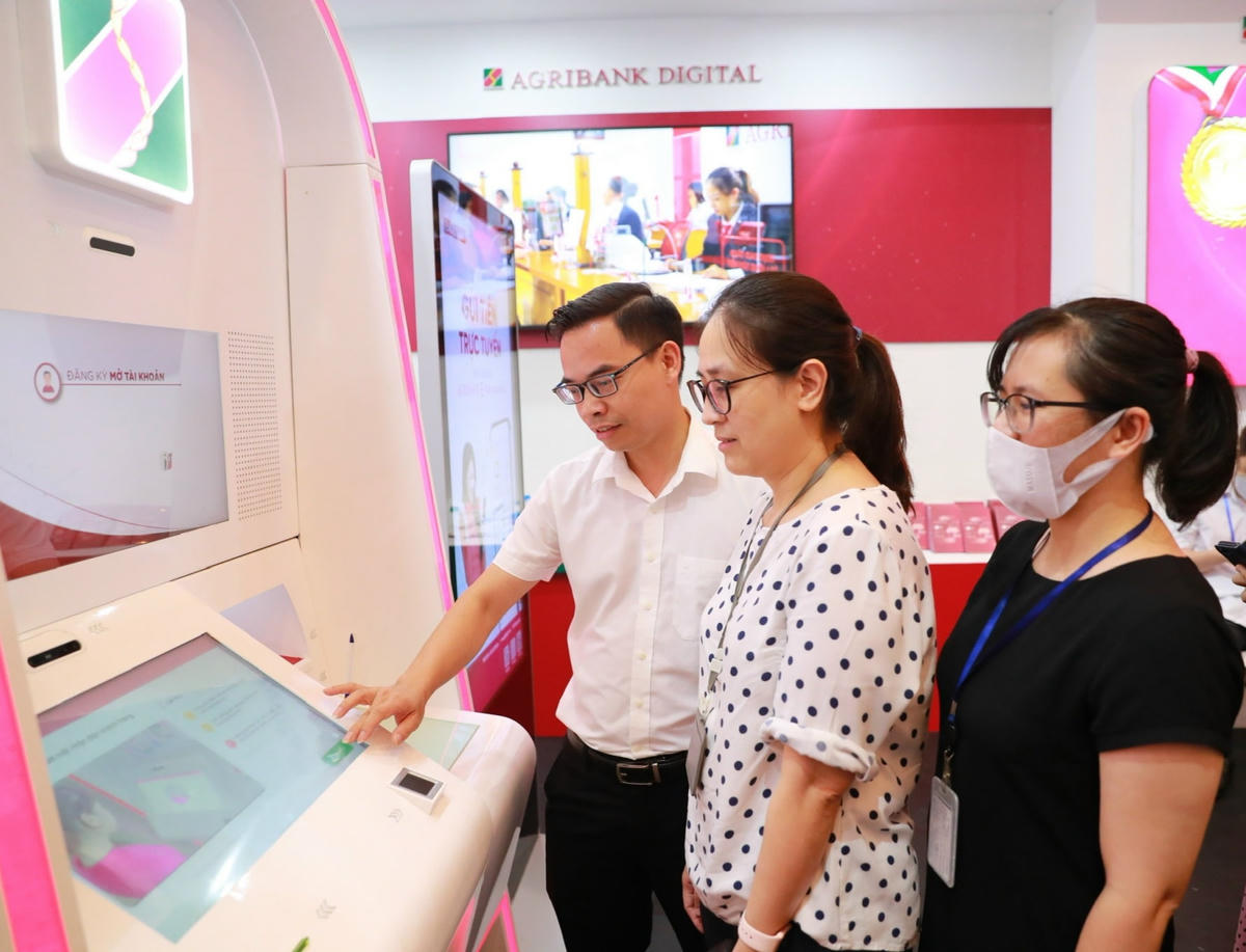 Khách hàng trải nghiệm dịch vụ Agribank Digital – 1 chạm đa tiện ích.