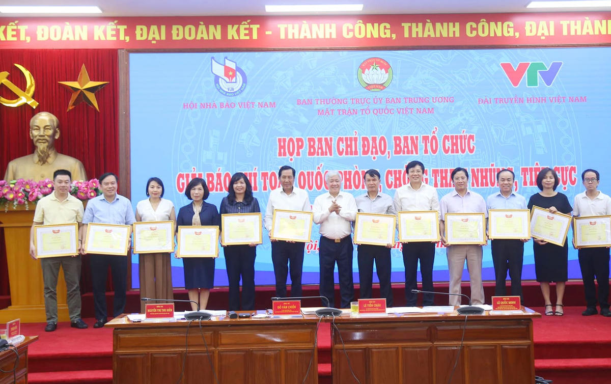 Chủ tịch Đỗ Văn Chiến trao Bằng khen cho các tập thể, cá nhân có thành tích tham gia phối hợp hưởng ứng Giải.