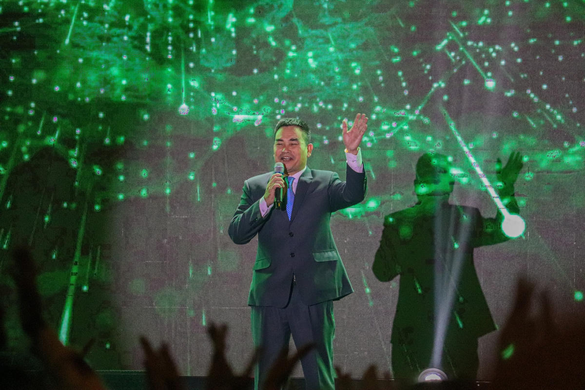 Ông Nguyễn Ngọc Quý - Giám đốc Sở Du lịc tỉnh Quảng Bình chúc mừng năm mới người dân và du khách đến với Countdown Party 2023 cùng khán giả đang theo dõi truyền hình.