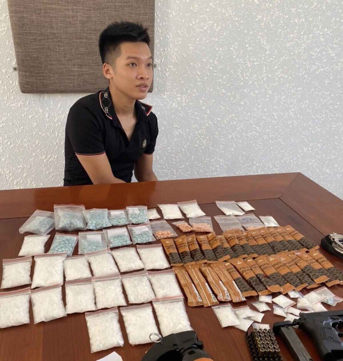 Phạm Đình Huy cùng tang vật. Ảnh Công an Đà Nẵng.