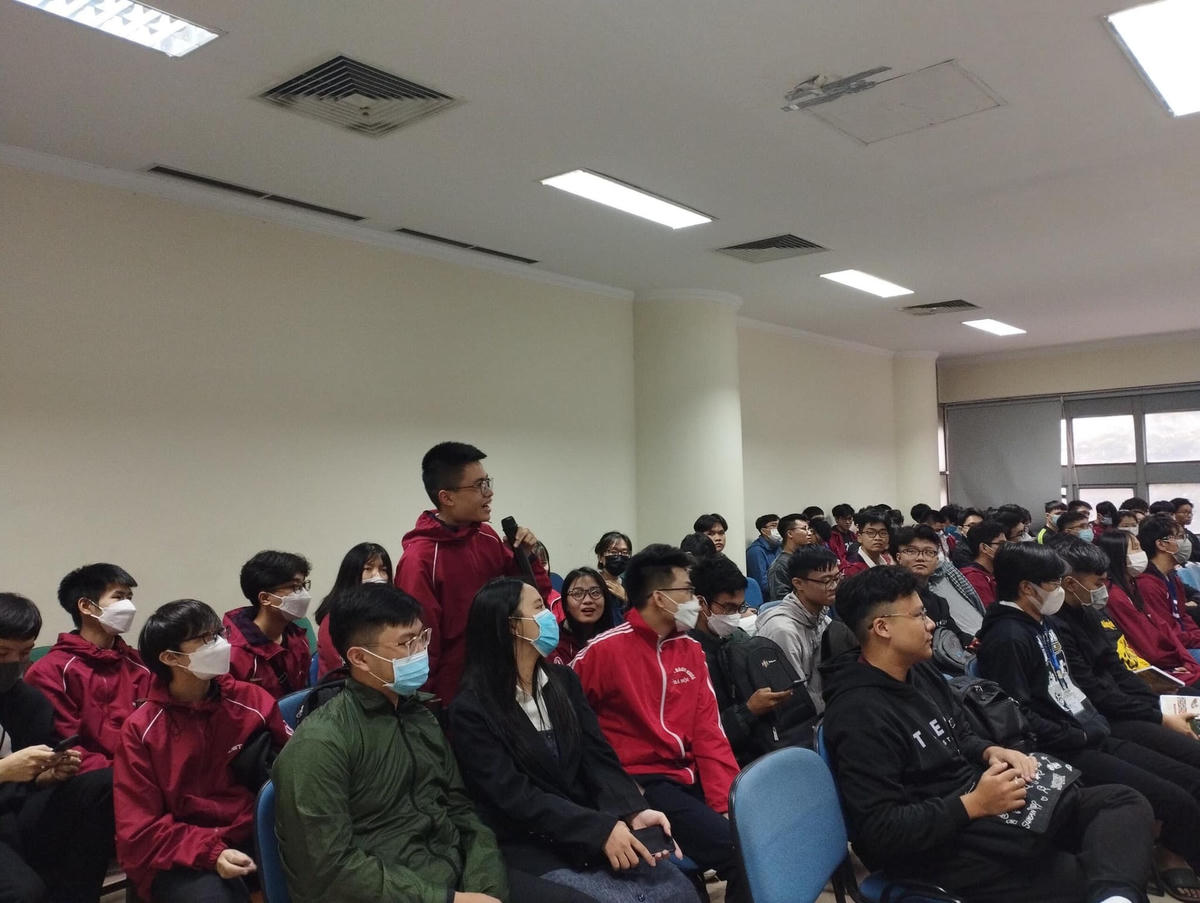 Sinh viên Đại học Bách khoa Hà Nội chia sẻ tại một buổi tọa đàm do phòng tư vấn tâm lý của trường tổ chức.