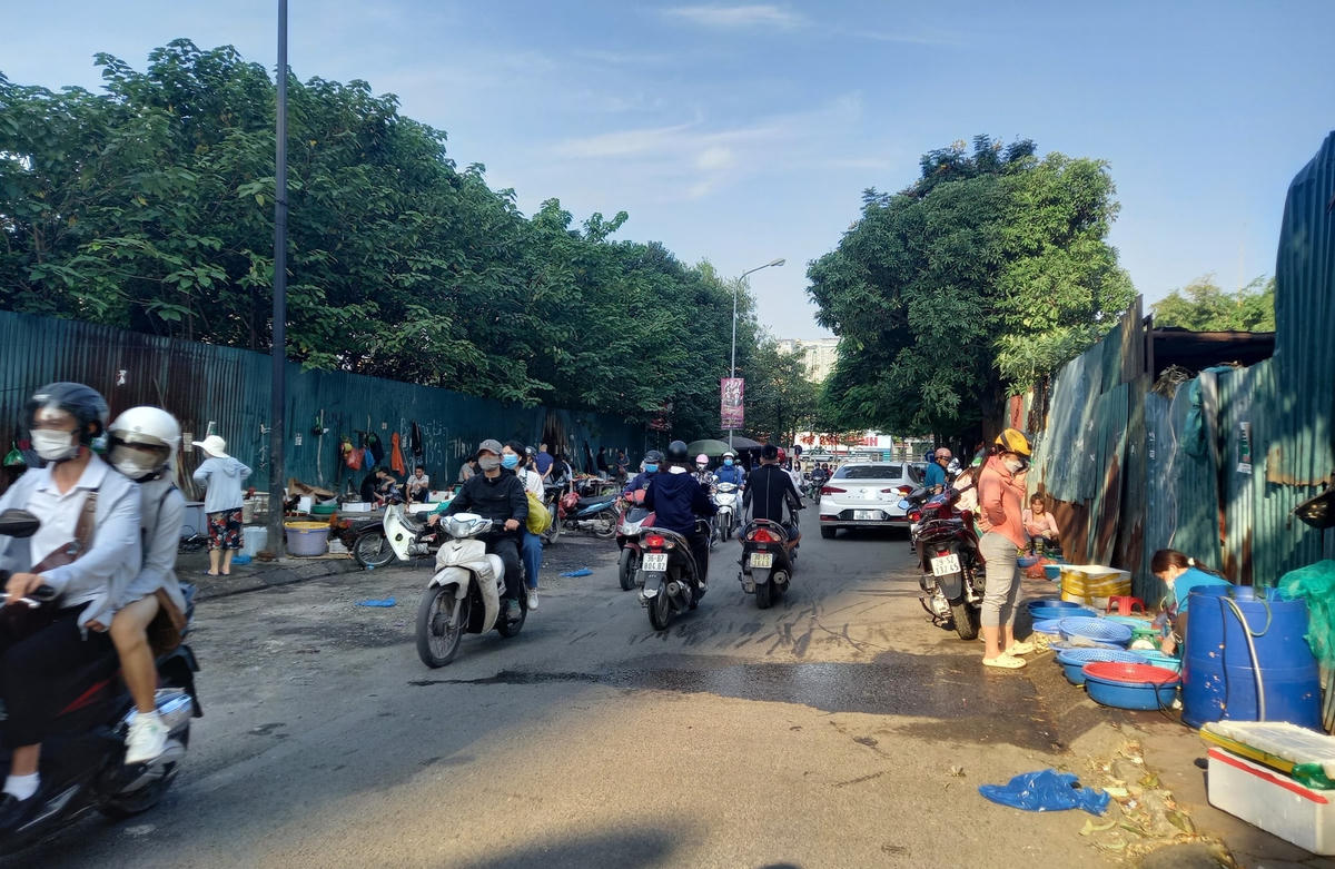 Những tiểu thương còn xả nước thải, rác thải ra con đường bốc mùi hôi thối nồng nặc.