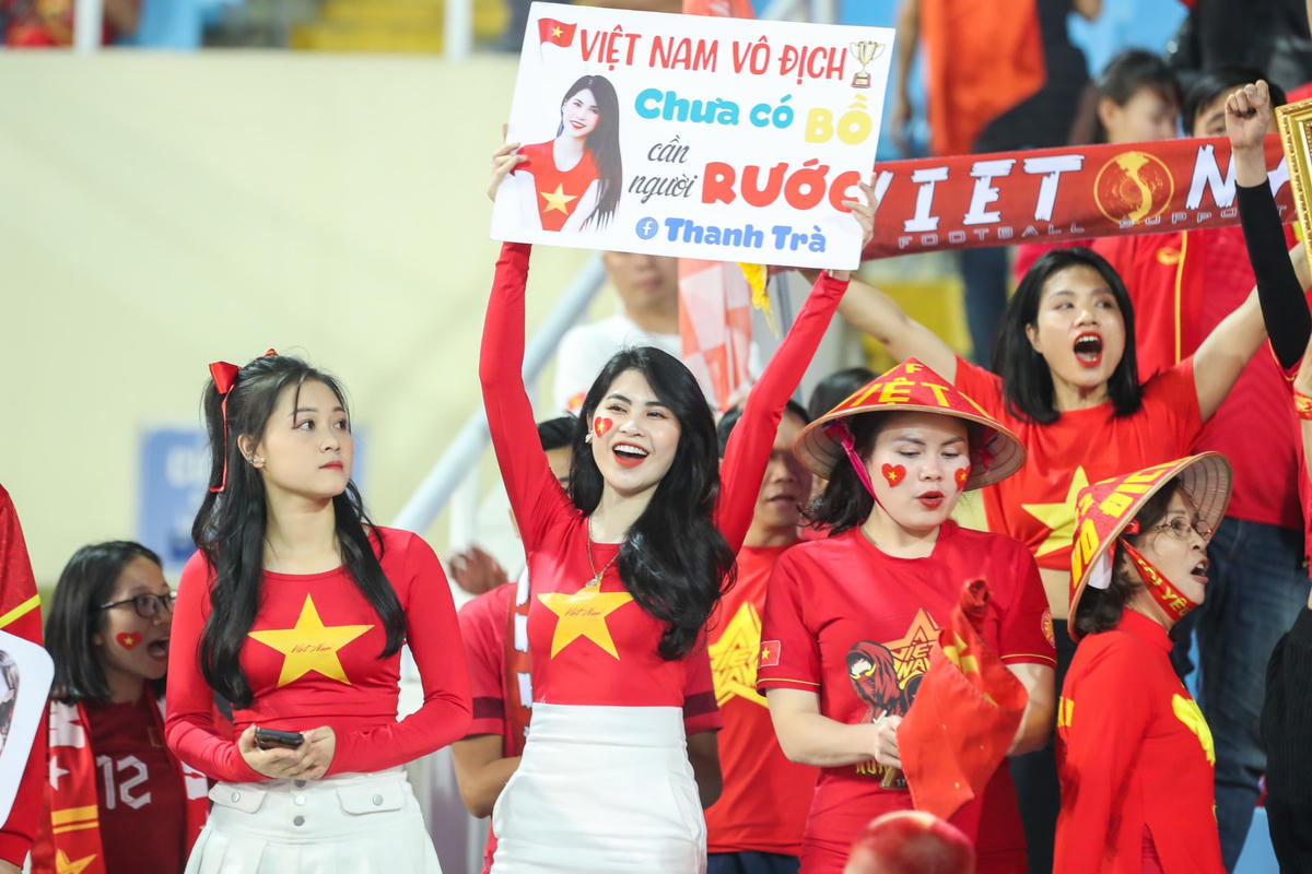 Các cổ động viên xinh đẹp của Đội tuyển Việt Nam.  Ảnh: Quang Vinh.