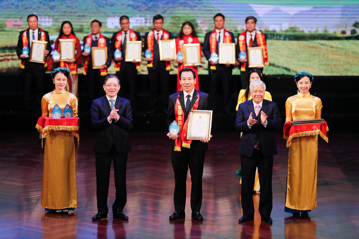 Bí thư Trung ương Đảng, Chủ tịch UBTƯ MTTQ Việt Nam Đỗ Văn Chiến, Chủ tịch Hội Nông dân Lương Quốc Đoàn trao Giấy chứng nhận và Biểu trưng của Chương trình cho các nhà khoa học tại buổi lễ.