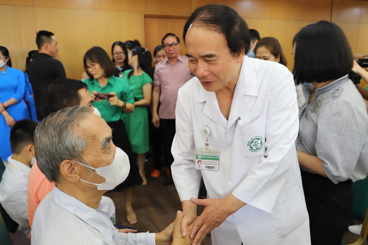 Các bác sĩ thăm hỏi, động viên bệnh nhân được xuất viện.
