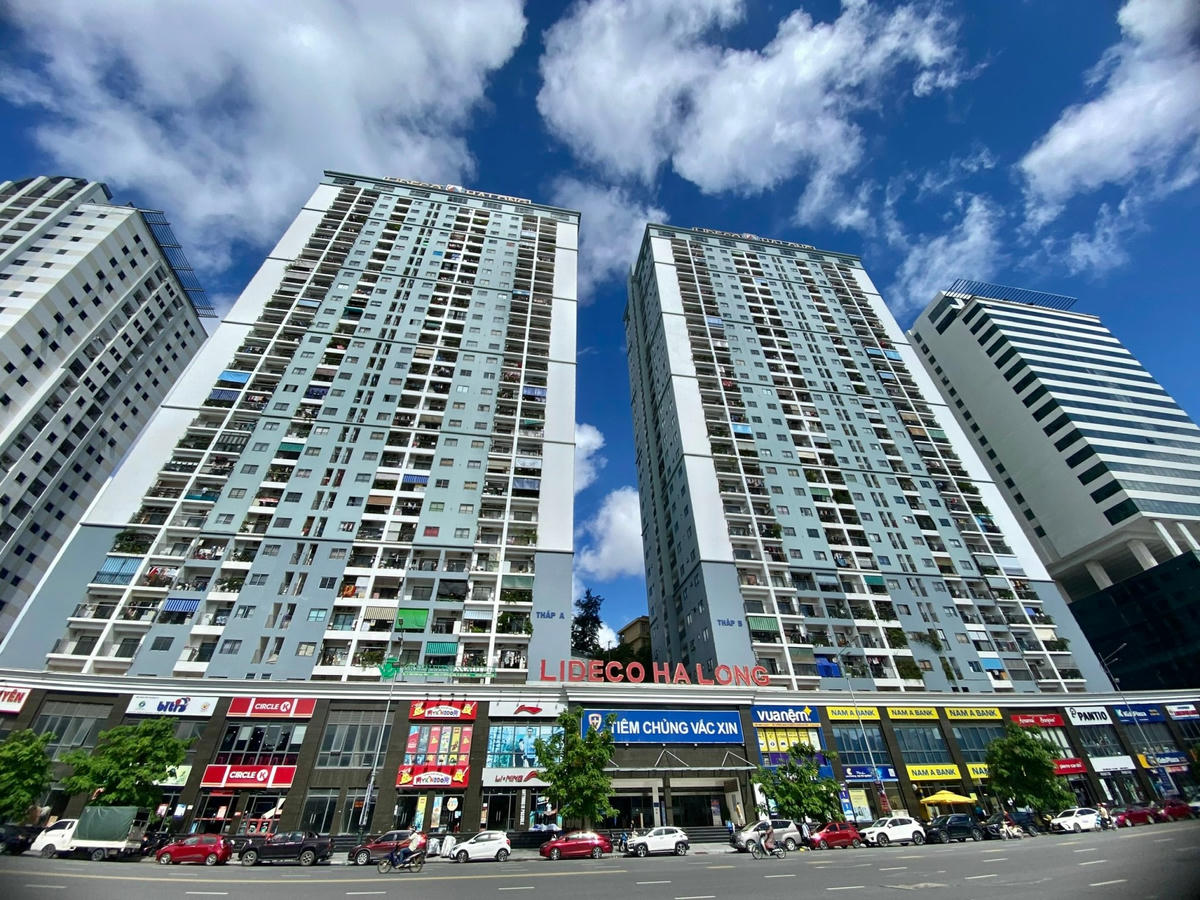 Ngày 11/7, chung cư Lideco Hạ Long không có đơn vị vận hành, phụ trách các vấn đề cơ bản, bao gồm vệ sinh môi trường, an toàn phòng cháy chữa cháy, an ninh trật tự,... gây xáo trộn cuộc sống sinh hoạt của cư dân chung cư này.