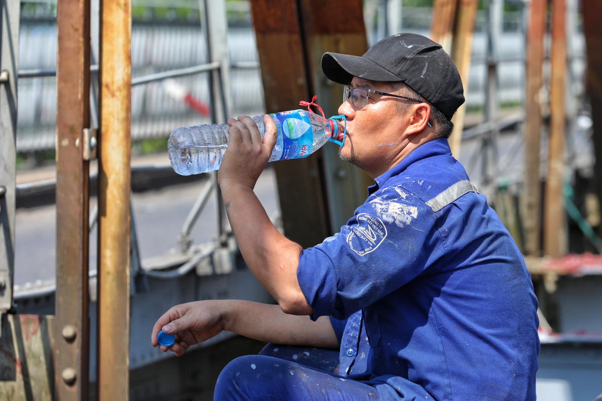 Công nhân đội nắng 'tân trang' cây cầu trăm tuổi ở Hà Nội