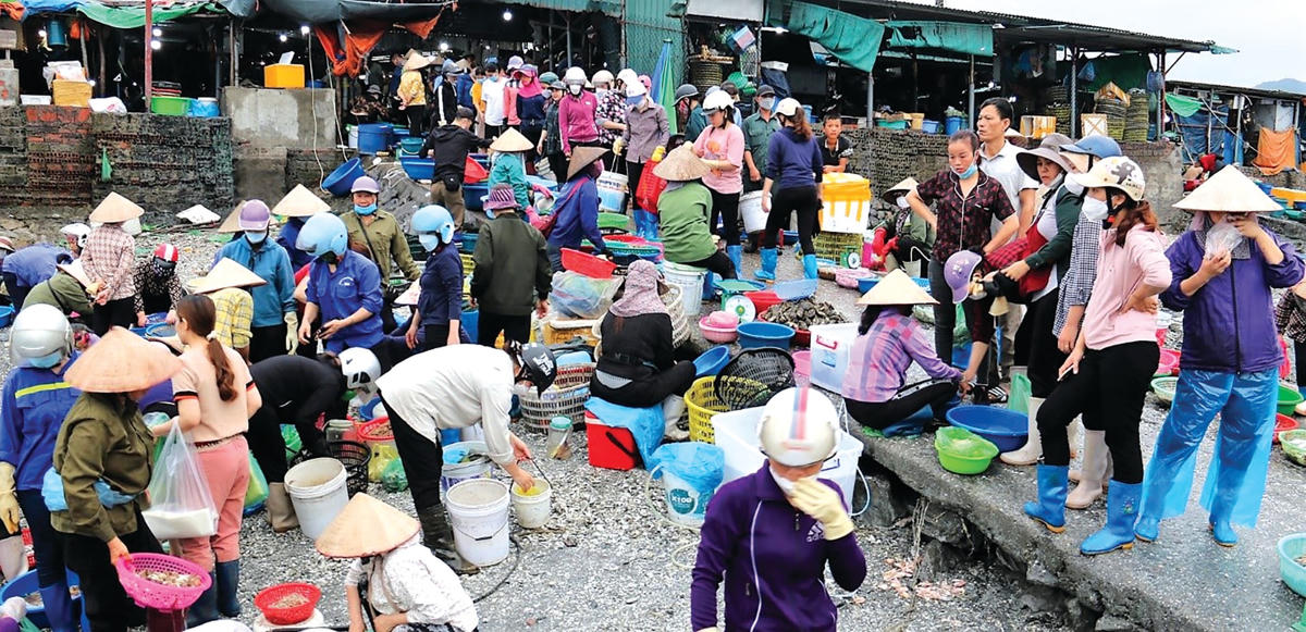 Khung cảnh chợ cá Bến Do tấp nập lúc 5h sáng.  
