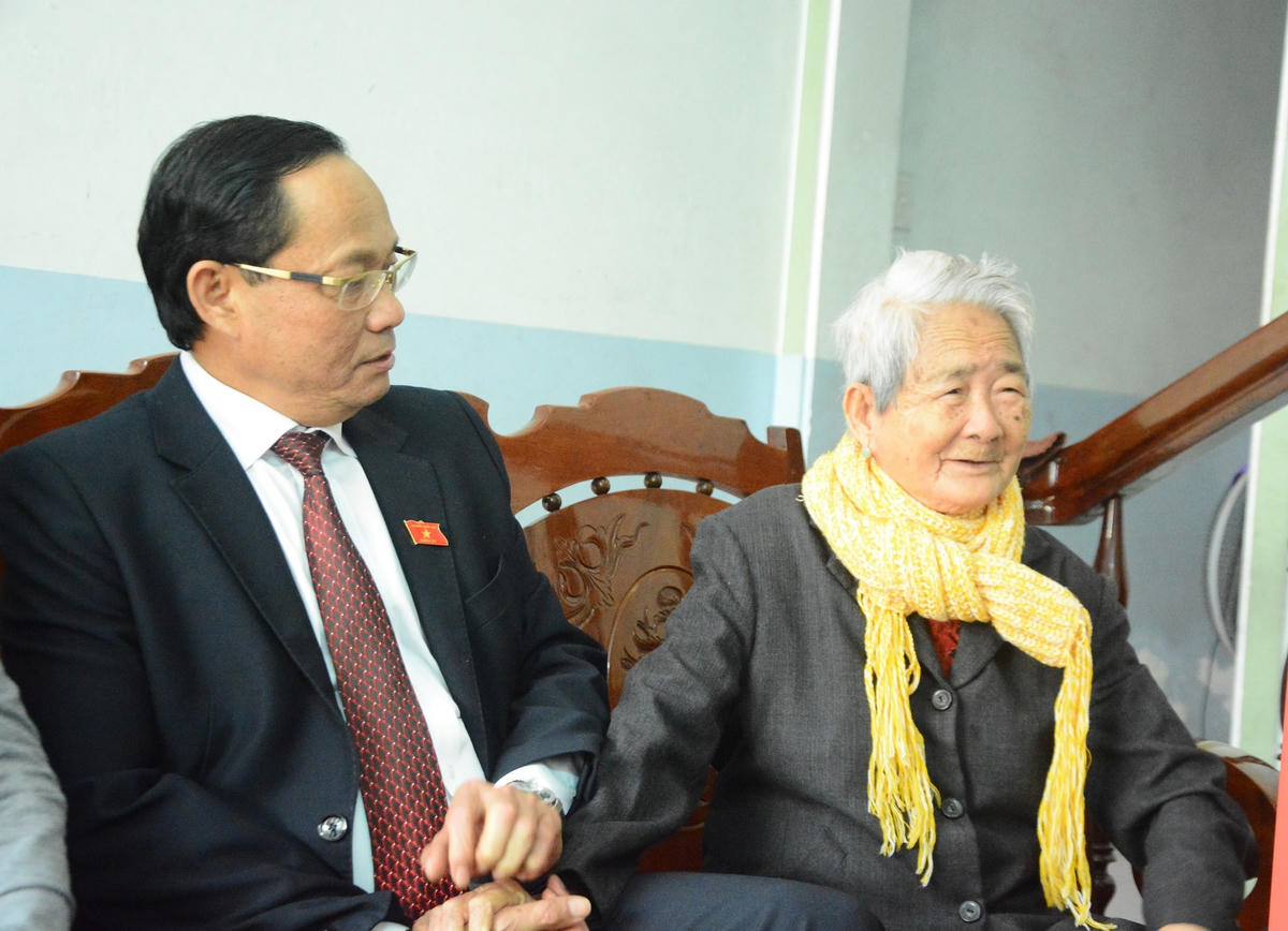Phó Chủ tịch Quốc hội Trần Quang Phương thăm hỏi Mẹ VNAH Nguyễn Thị Sắng.