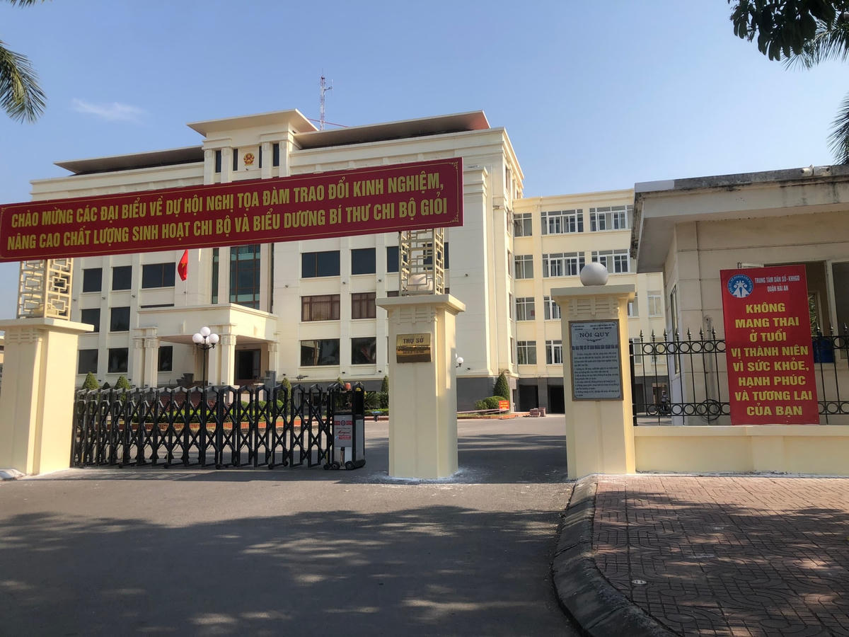 Trưởng phòng Nội vụ quận Hải An học năm thứ 3 ĐH mới tốt nghiệp bổ túc THPT.