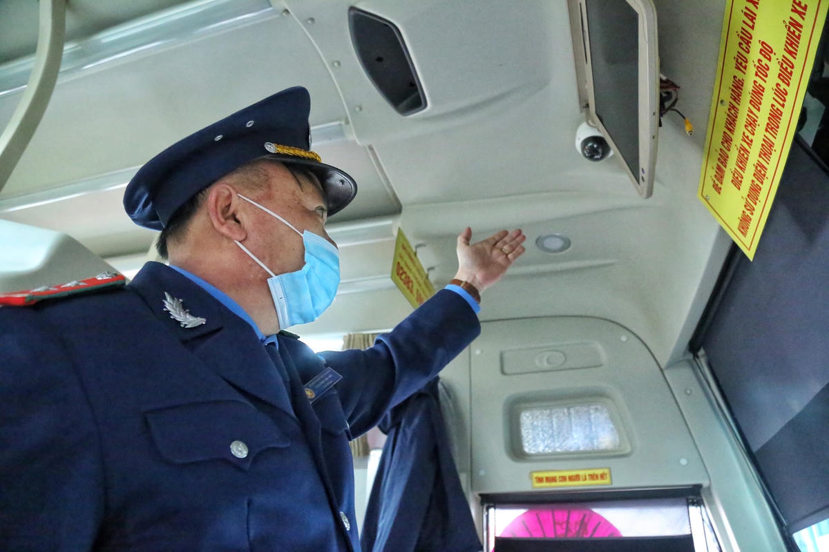 Ông Cao Đình Kim Anh, Đội trưởng đội Thanh tra cơ động cho biết:“Chúng tôi phối hợp chặt chẽ với bến xe Nước Ngầm kiểm tra các điều kiện xuất bến đối với phương tiện. Tất cả các phương tiện phải đầy đủ các điều kiện mới được xuất bến”.