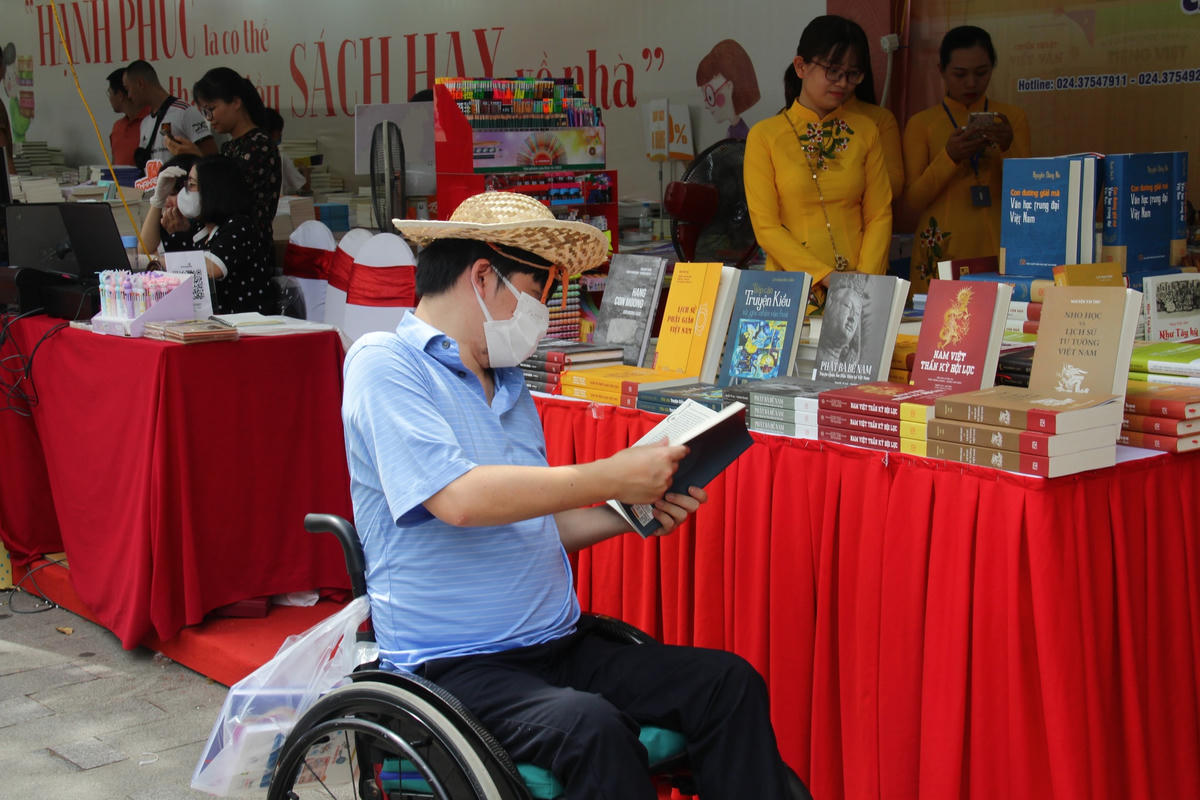 Nhiều độc giả lớn tuổi cũng đến tham quan Hội sách.