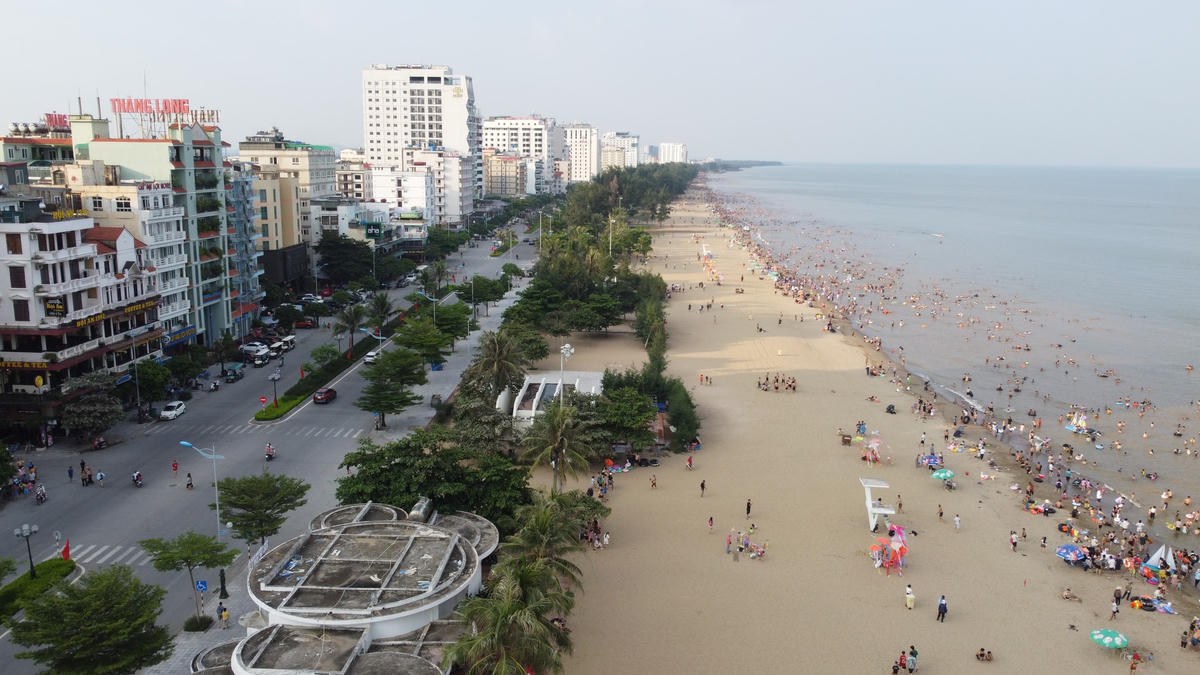 Bãi biển Sầm Sơn nắng nhẹ trong 2 ngày đầu nghỉ lễ.