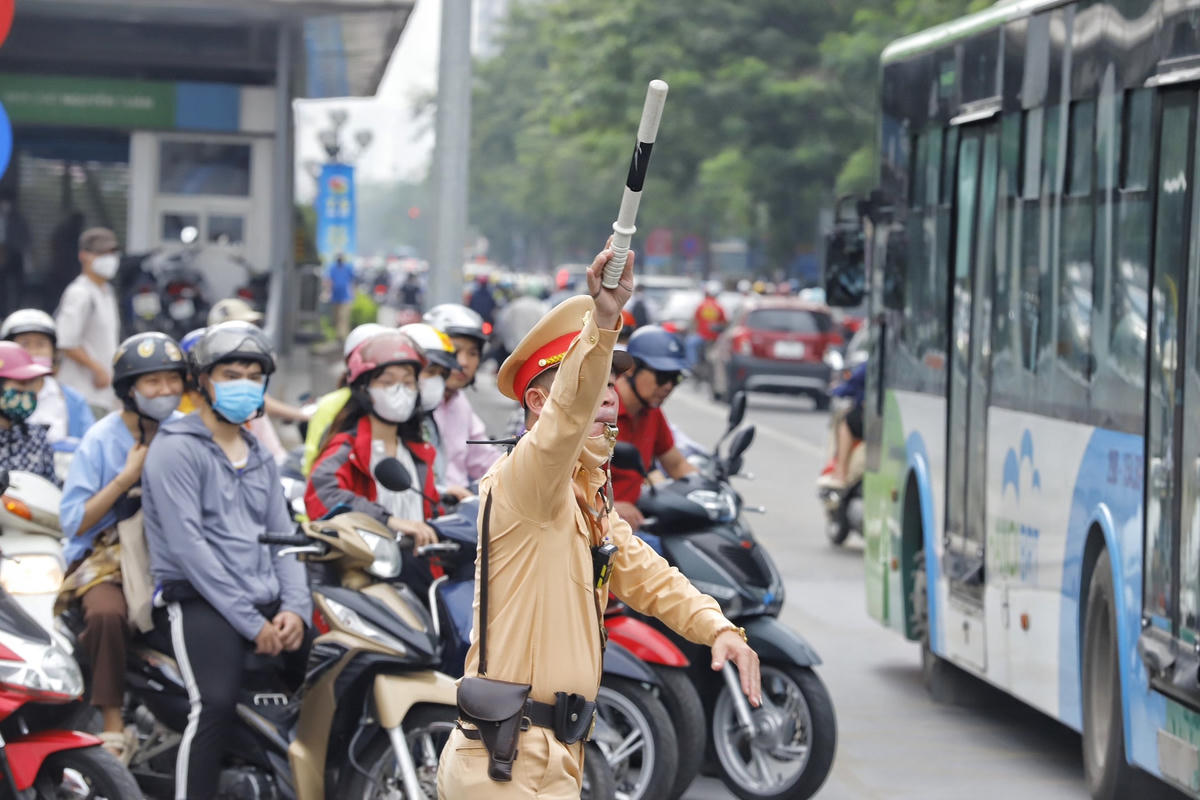 Lực lượng chức năng cũng có mặt ngay từ sớm để có thể phân luồng giảm thiểu tình trạng ùn tắc giao thông.