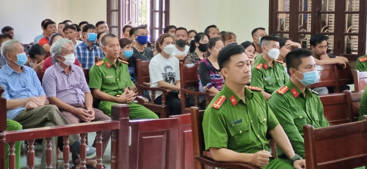 Đông đảo người dân đến dự kín khán phòng xử án.