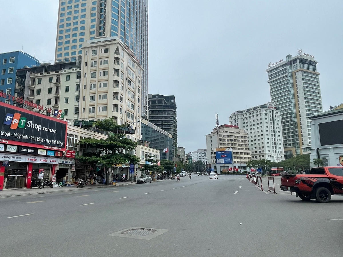 Qua khảo sát thực tế, mặc dù sát nghỉ lễ tuy nhiên nhiều khách sạn ở khu du lịch Bãi Cháy (TP Hạ Long) vẫn còn quỹ phòng trống thay vì "cháy" phòng như năm ngoái.