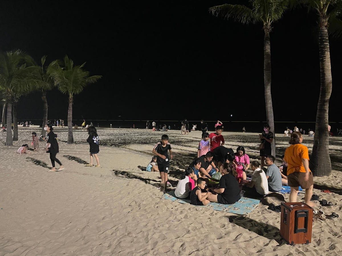 Bãi biển là nơi lý tưởng để trốn nóng lúc mất điện như thế này.