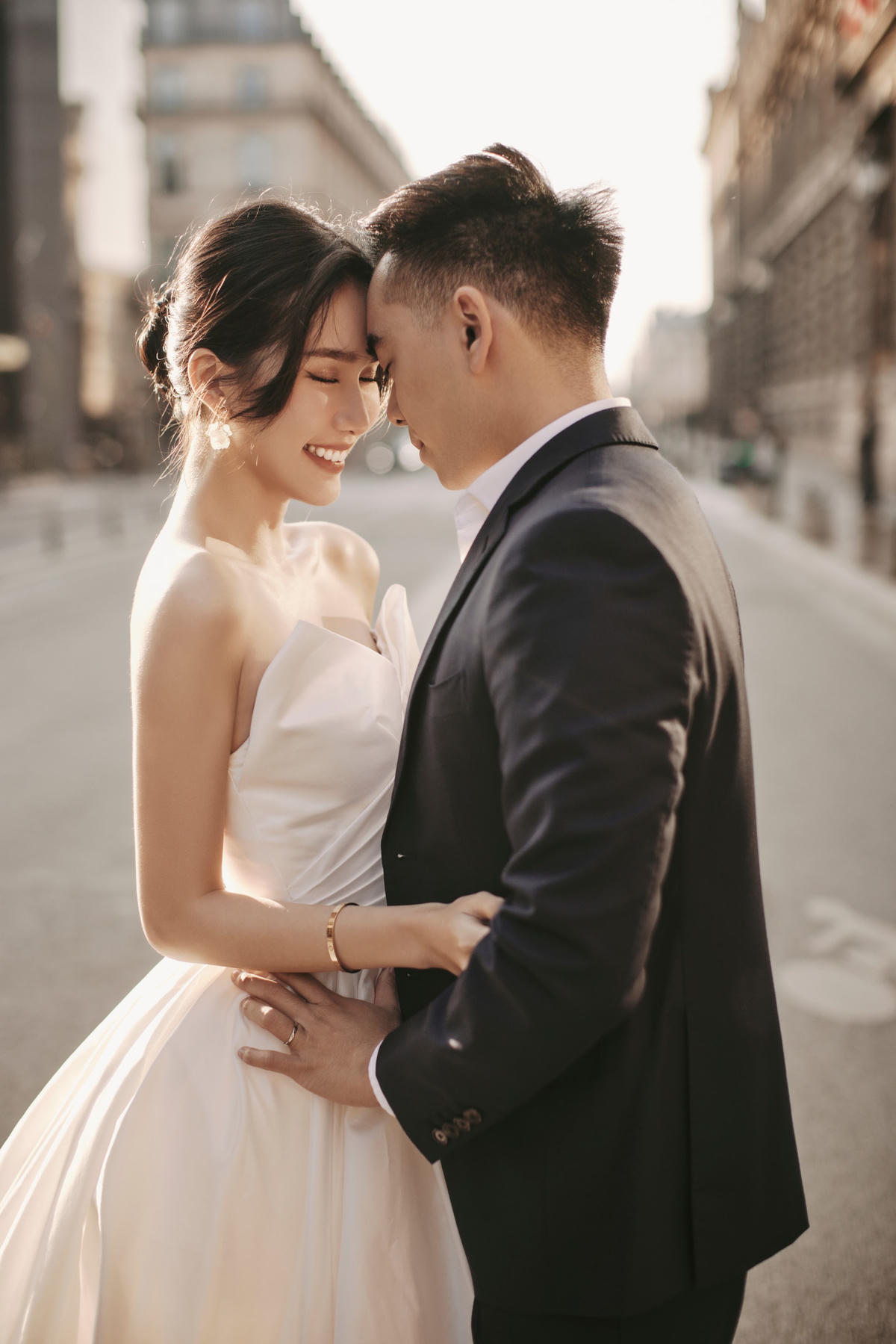 Phương Anh cho biết thêm, thường các cặp đôi sẽ tung hình cưới vào trước ngày trọng đại nhưng cô ngược lại là bởi thời điểm đó, Hà Nội phải chịu khá nhiều mất mát sau vụ cháy thương tâm tại chung cư mini. Ảnh: NVCC. 