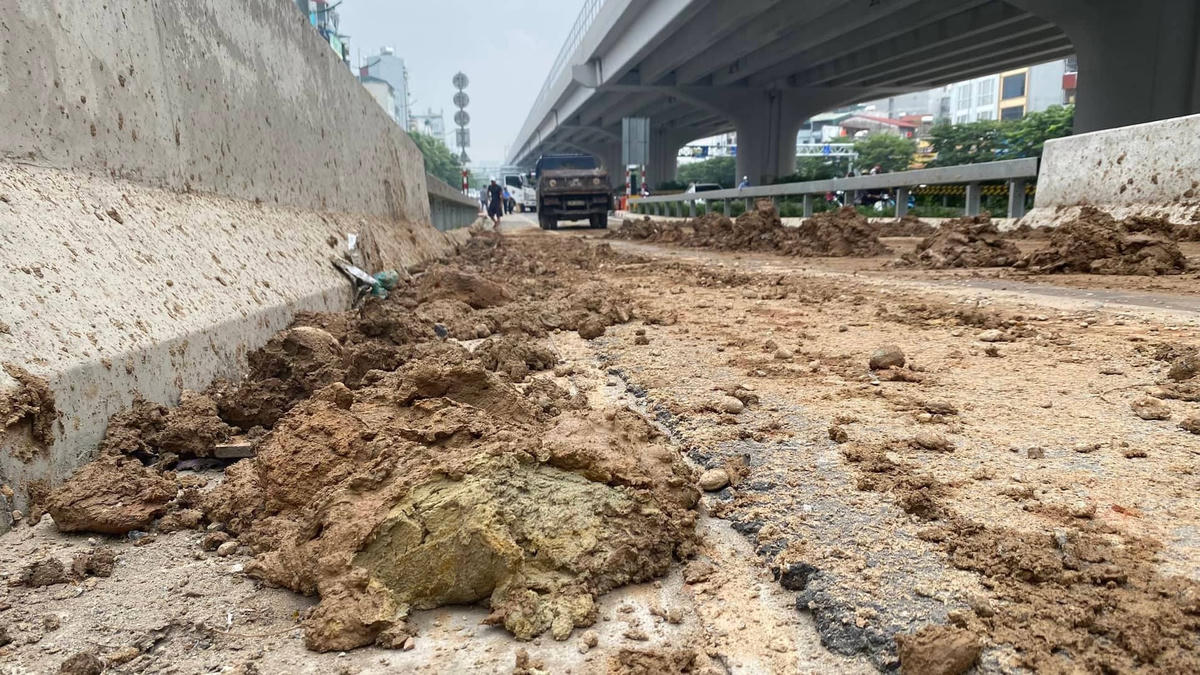 Đại diện đội CSGT số 6 (Công an TP Hà Nội) cho biết: “Nhận được tin báo, đơn vị đã nhanh chóng bố trí lực lượng, huy động phương tiện phối hợp với các lực lượng chức năng liên quan để khẩn trương phân luồng giao thông, dọn số đất đá trên, trả lại đường đi cho người dân”.