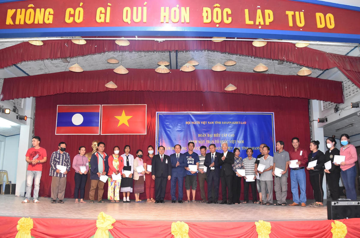 Ấm áp nghĩa tình kiều bào tại Lào