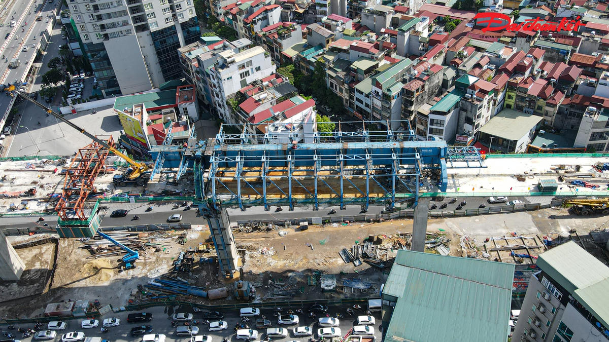Được biết, dự án đường vành đai 2 trên cao sử dụng công nghệ thi công cầu bê tông cốt thép trên đà giáo di động, đổ dầm trực tiếp và không phải vận chuyển dầm bê tông bằng xe hạng nặng tới công trình.