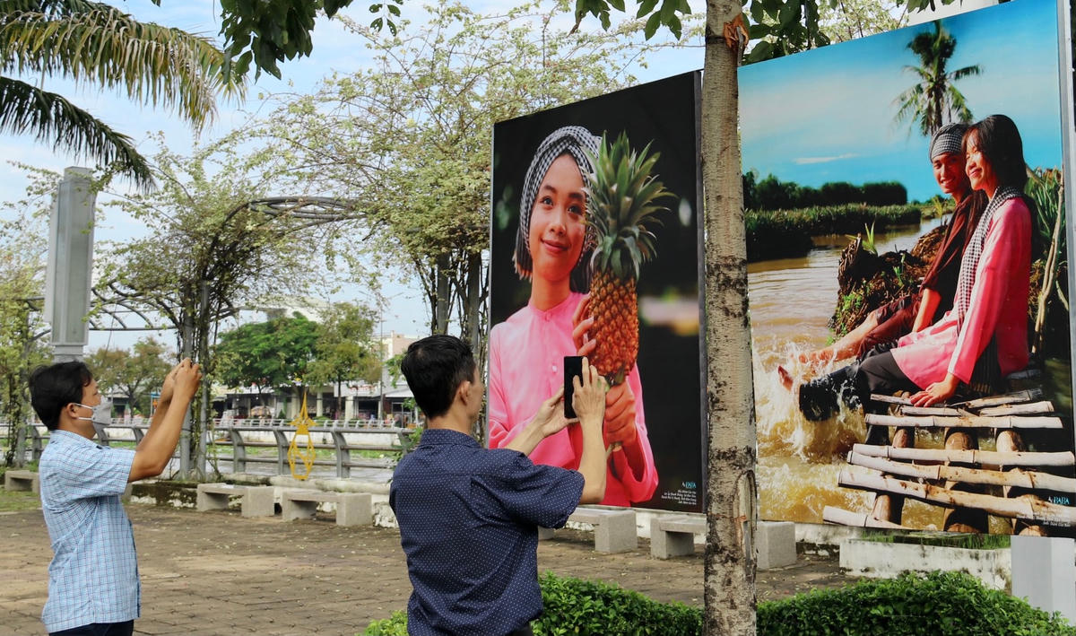 Người dân tham quan, chụp ảnh tại triển lãm.