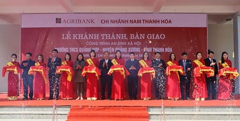 Các đại biểu cắt băng khánh thành công trình ASXH THCS Quảng Hợp, Quảng Xương, Thanh Hóa.