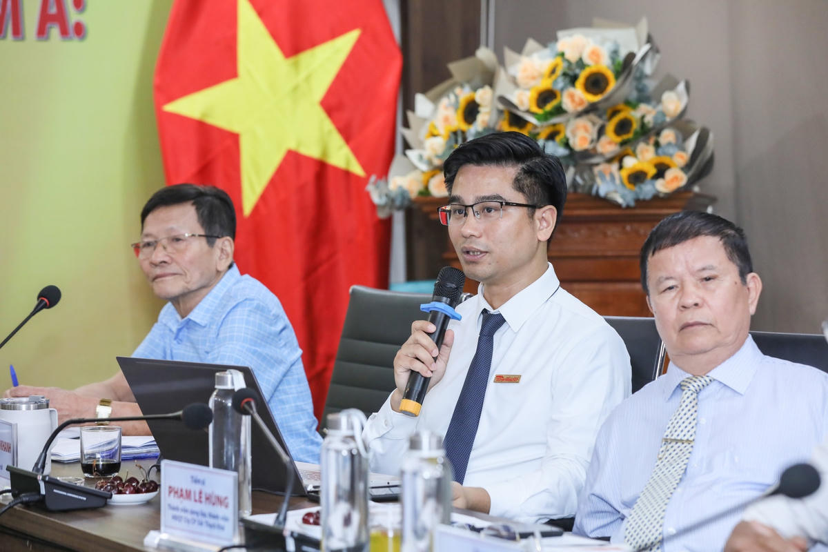 Nhà báo Công Khanh trao đổi với các vị khách mời tại Tọa đàm. Ảnh: Quang Vinh.